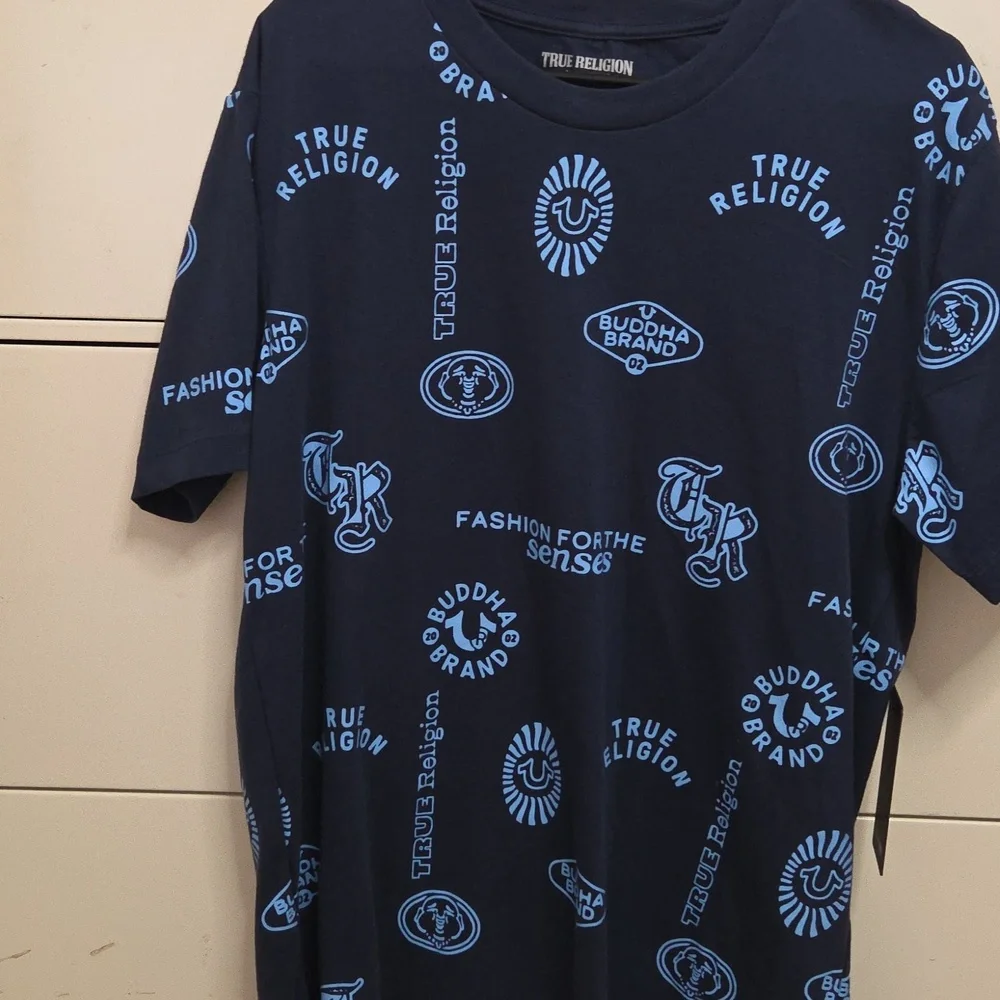 True Religion Men’s Navy Graphic T-Shirt | Short Sleeve Logo Tee. Medium Sz[1026